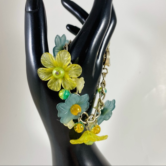 Vintage lucite flower link charm bracelet of forest and celery flower drops - Picture 2 of 5